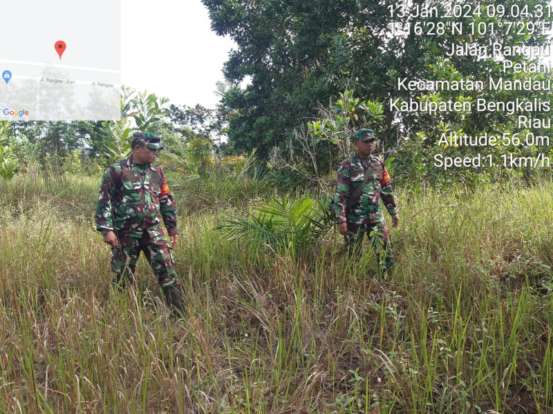 Terus Laksanakan Patroli, Babinsa Koramil 03/Mandau Serka N. Saragih dan Serka Ristiyo di Jalan Rangau, Kecamatan Bathin Solapan
