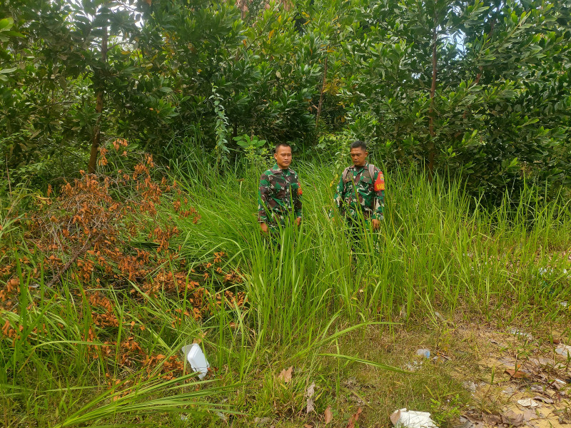 Cegah Karhutla, Babinsa Mandau Serda Richo Rahman dan Kopda Bambang di Pematang Pudu