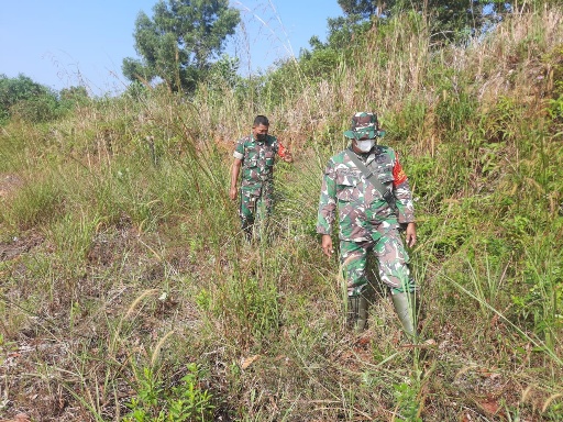 Serda Paino dan Serda Junaidi Patroli Karhutla di Kelurahan Pematang Pudu