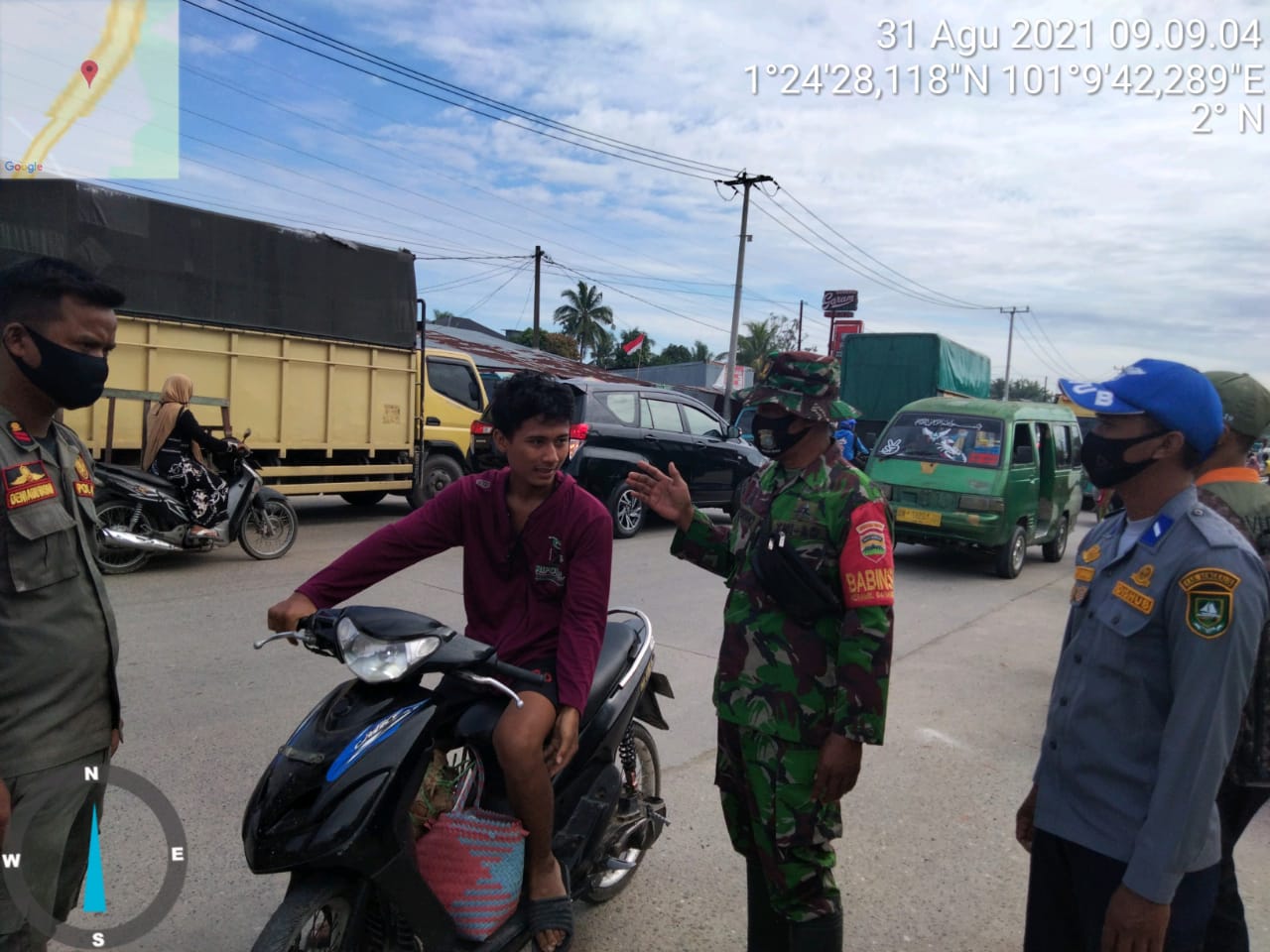 Patuhi Protkes Covid, Pesan Serma Sutrisno dan Sertu Handoko di Pasar Sidomulyo Kulim