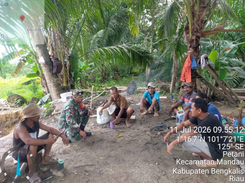 Babinsa Koptu M. Khan Berikan Pemahaman Pancasila Kepada Warga Desa Buluh Manis, Bengkalis