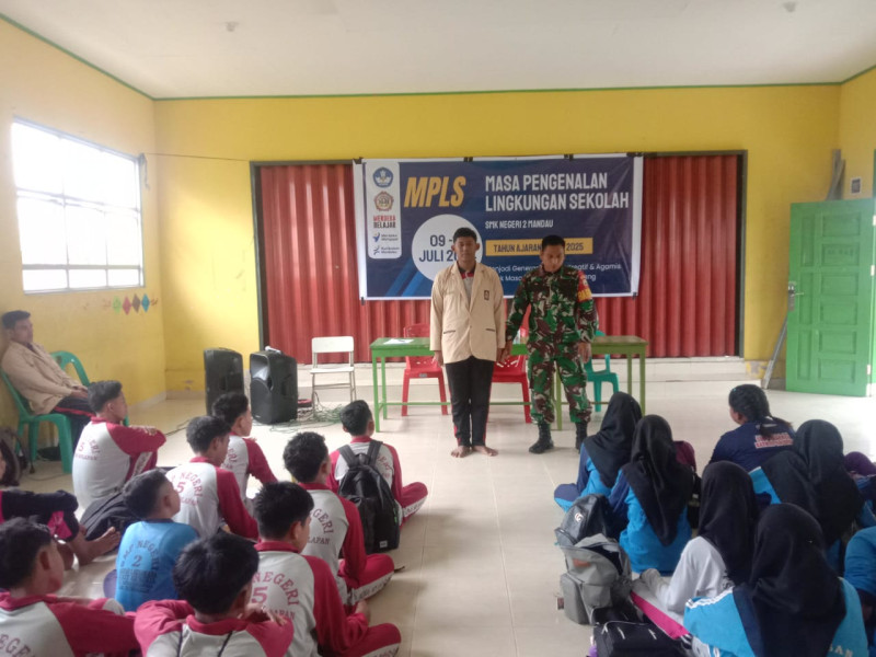 Babinsa Serda Awaluddin Berikan Komsos Pancasila Kepada Siswa SMKN 3 di Desa Sebangar