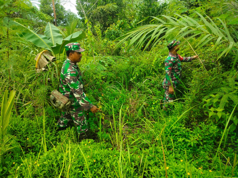 Cegah Karhutla, Babinsa Mandau Pelda Sutrisno, Serka Ristyo, Pratu I.K Sinaga di Desa Buluh Manis