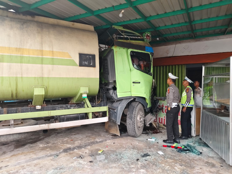 Hindari Truk Tronton, Truk CPO Hantam Ruko Permanen di Jalan Hang Tuah, Duri