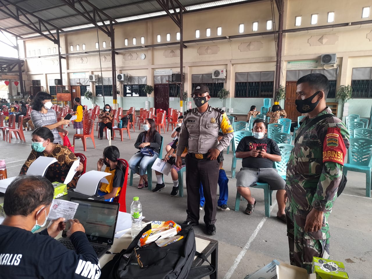 Babinsa Sertu SDG Barus Tinjau Pelaksanaan Vaksinasi di SD Santo Yosef Talang Mandi