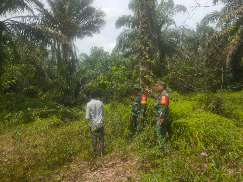 Terus Laksanakan Patroli, Babinsa Koramil 03/Mandau Serda P. Sinaga dan Kopda Bambang  di Tasik Serai Barat