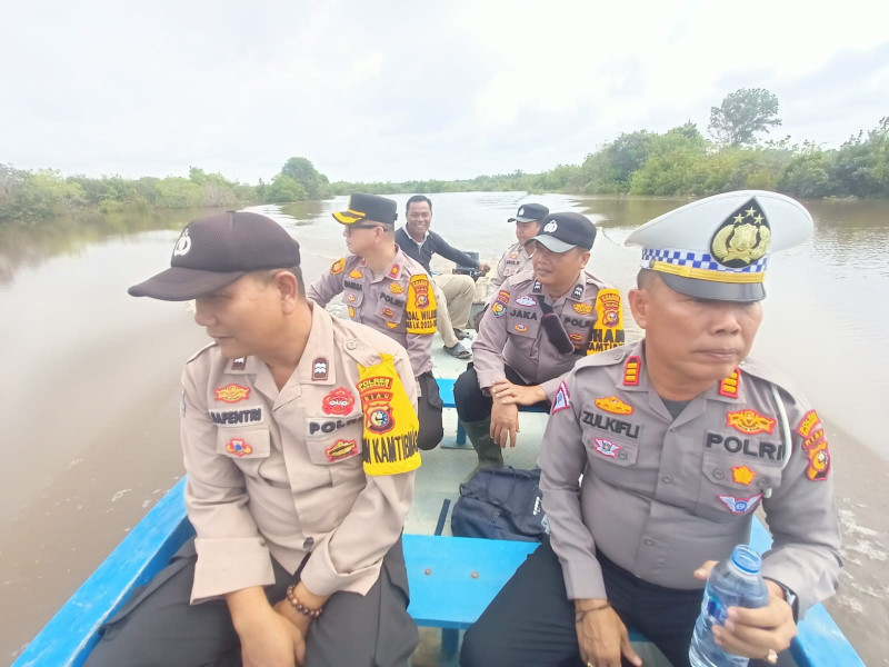 Menelusuri Dengan Sampan, Kapolsek Pinggir Patroli Di Sungai Penaso Jelang Pemilu Damai