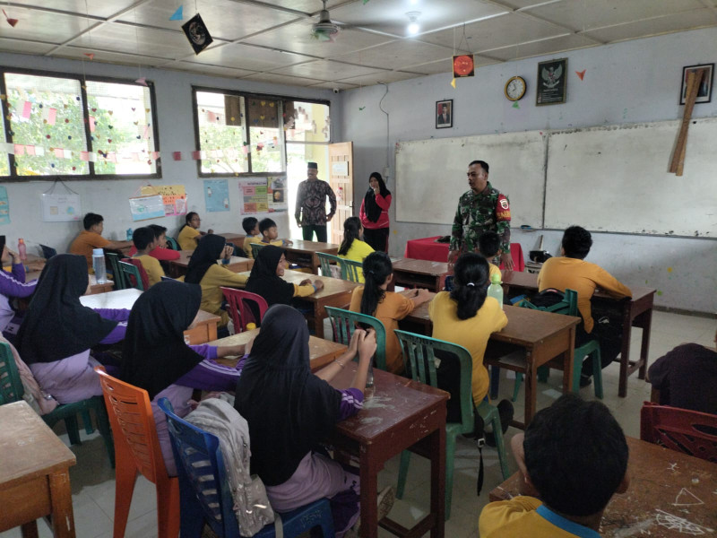 Babinsa Serda AT. Silaban Berikan Komsos Pancasila Kepada Siswa SDN 2 Mandau