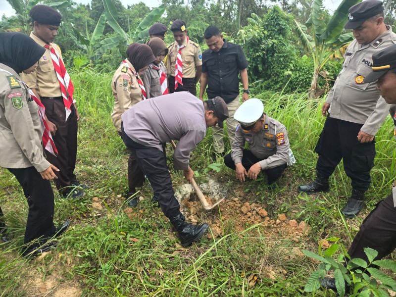 Laksanakan Program Kapolda Riau, Polsek Mandau Upayakan Kelestarian Alam Dengan Menanam Pohon