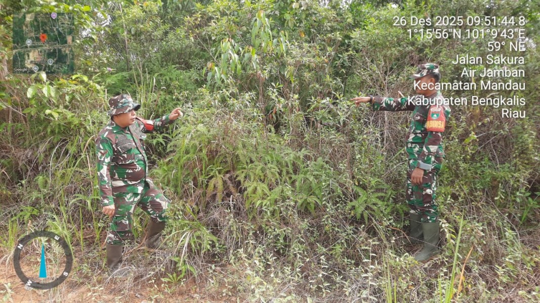 Babinsa Sertu Ahmad junaidi, Serda zulkarnaen, Serda ML.silaban Patroli Karhutla di Pematang Pudu, Mandau, Bengkalis