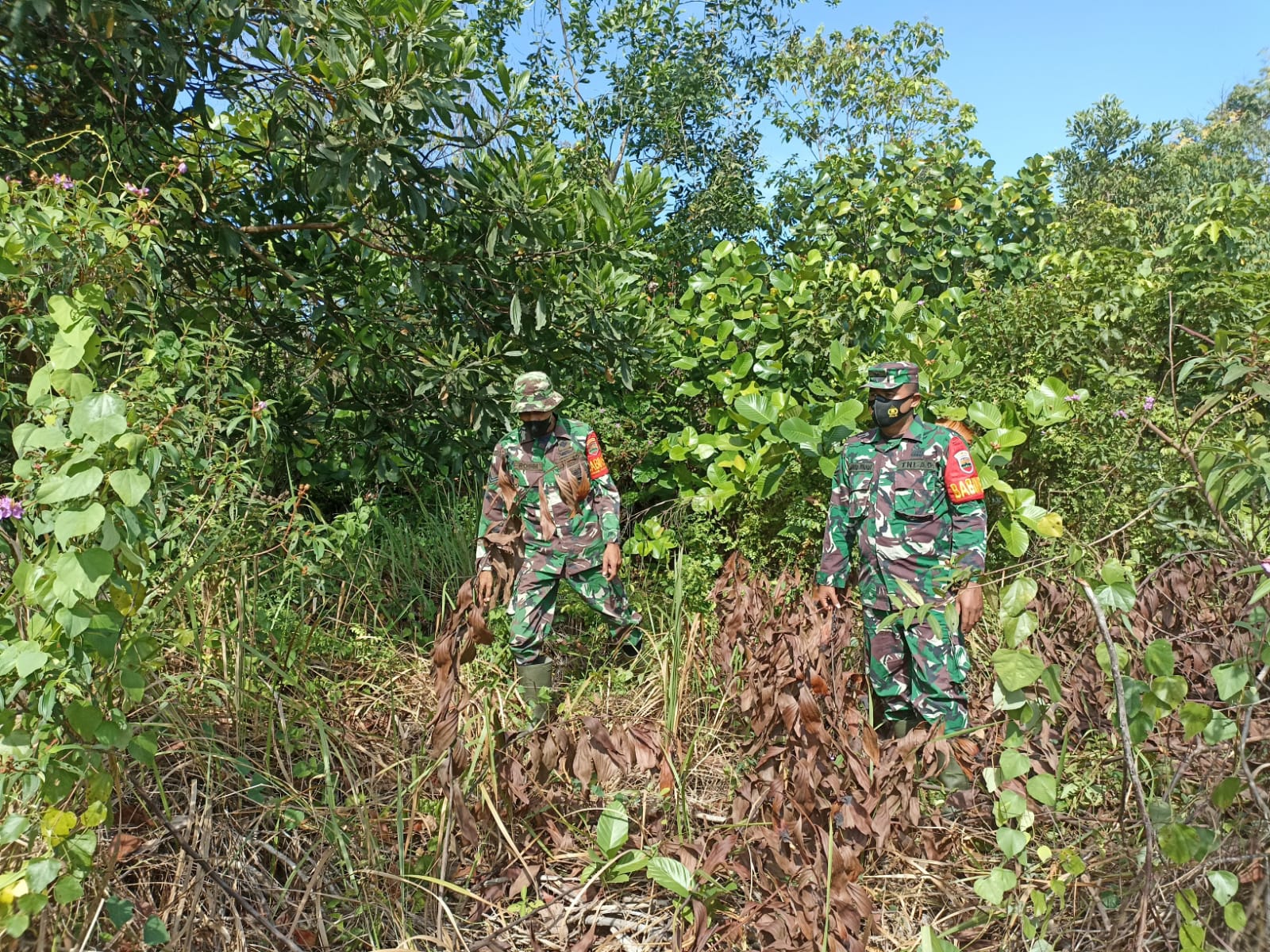 Sertu Robbi dan Serda A. Junaidi Patroli Karhutla di Kecamatan Bathin Solapan