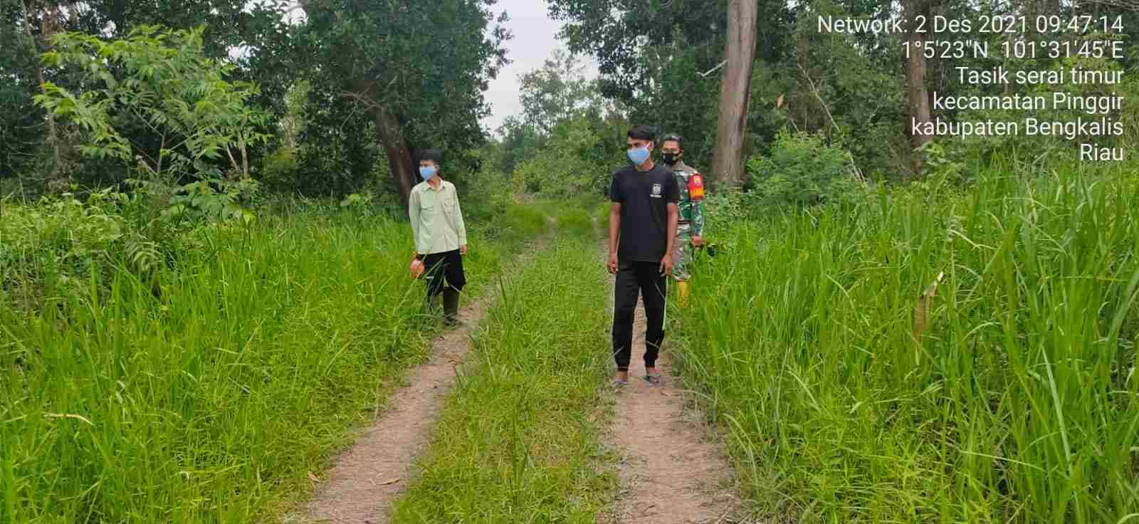 Serda Fikri dan Kopda Bambang Patroli Karhutla di 2 Desa Kecamatan Talang Muandau