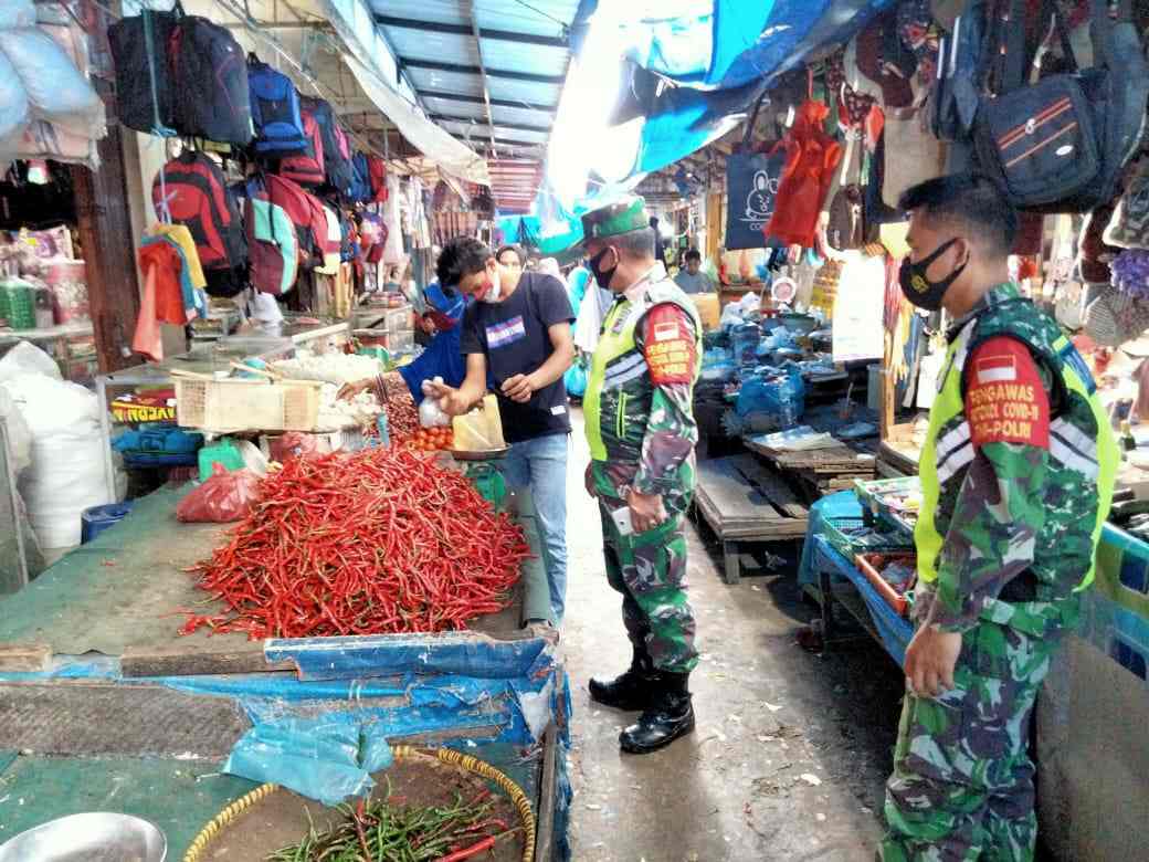 Antisipasi Penularan Covid-19, Serka Fauzi Giat Sosialisasi Prokes di Pasar Tradisional Duri