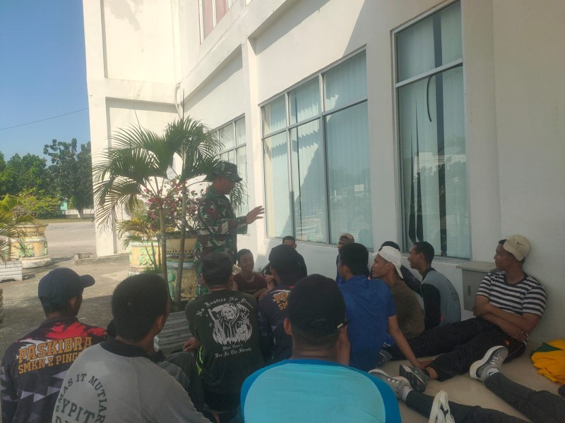 Babinsa Koptu Bambang Berikan Pemahaman Pancasila Kepada Warga Desa Pinggir