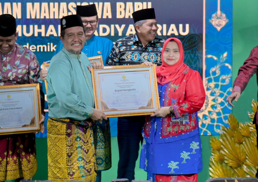 Dinilai Peduli Terhadap Pendidikan, Bupati Bengkalis Kasmarni Terima Penghargaan dari UMRI