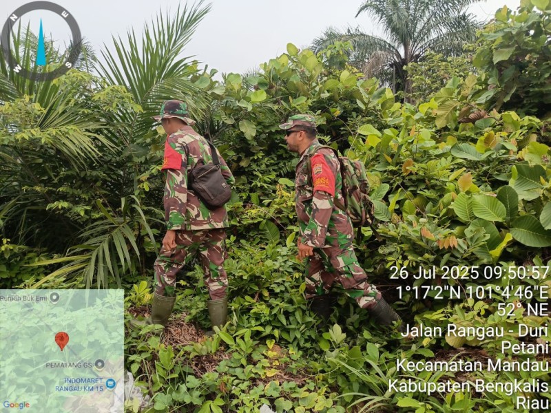 Babinsa Sertu Sutiman, Koptu M. Khan, Praka A. Manulang Berpatroli Karhutla di Desa Petani, Bathin Solapan