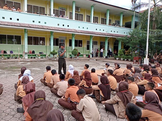Babinsa Serma Yulihar dan Sertu Agung Latih PBB Kepada Siswa dan Siswi SMA