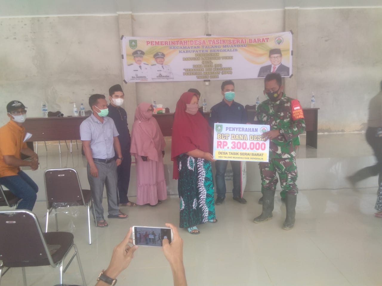 Penyerahan BLT Tahap Dihadiri Oleh Babinsa, Tetap Jalankan Protkes Covid 19