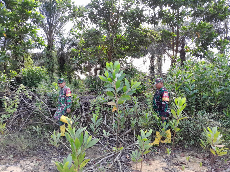 Terus Laksanakan Patroli, Babinsa Koramil 03/Mandau Serma Agusliadi dan Serka Fauzi di RT 02 RW 06 Jalan Rangau, Kelurahan Air Jamban