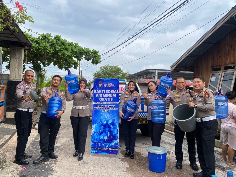 Bakti Sosial Polres Bengkalis, Bagikan Air Minum Gratis