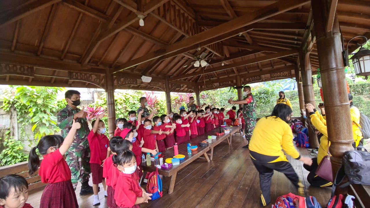 Pelda Amiruddin Berikan Pemahaman Pancasila dan Bendera Merah Putih di TK Pelopor Mandau