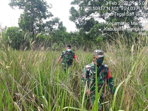 Serka Ristiyo dan Serda Chandrawan Patroli Karhutla di Mandau dan Bathin Solapan