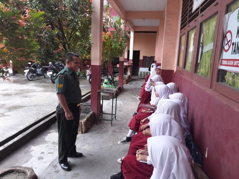 Babinsa Serka Fauzi, Berikan Penyuluhan Pancasila Kepada Siswa SDN Air Jamban, Kampung Pancasila