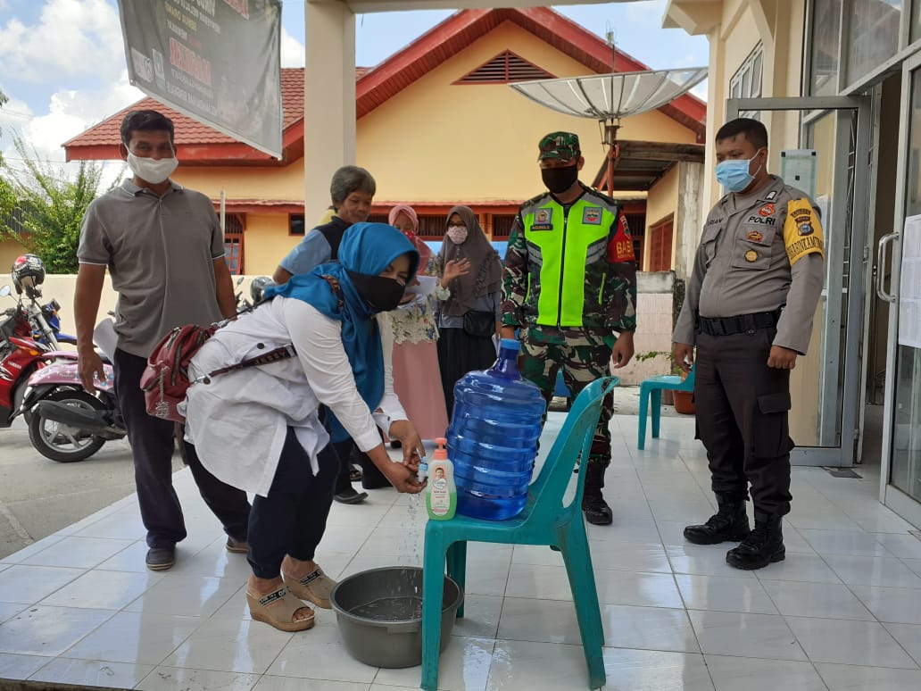 Sertu Agung Saputro Sosialisasi cara mencuci tangan Untuk Cegah Covid -19