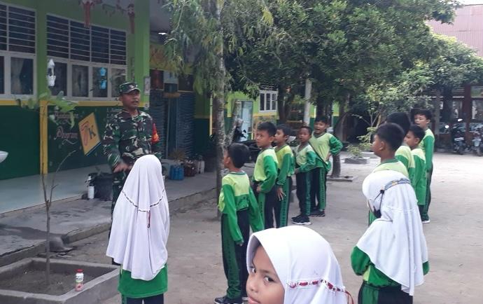 Babinsa Serka Ristiyo, Berikan Penyuluhan Pancasila Kepada Siswa SDN 13 Batsol, Kampung Pancasila