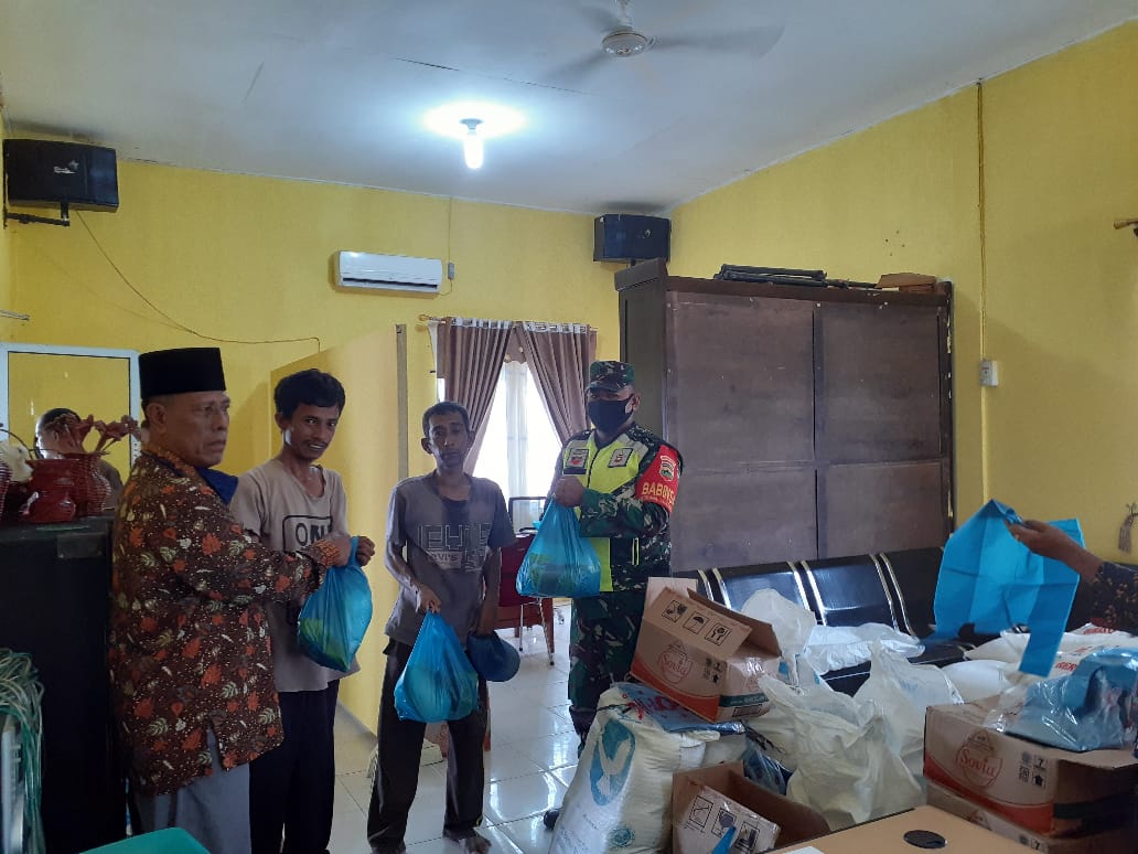 Diawasi Babinsa, Penyaluran Sembako Murah Berjalan Tertib