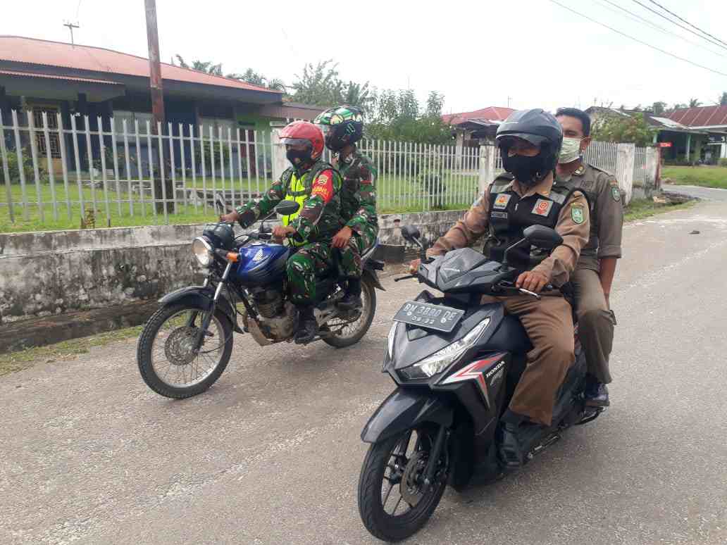 Serma Armen Bersama Satpol PP Mandau Patroli Jelang Pemilukada di Pematang Pudu