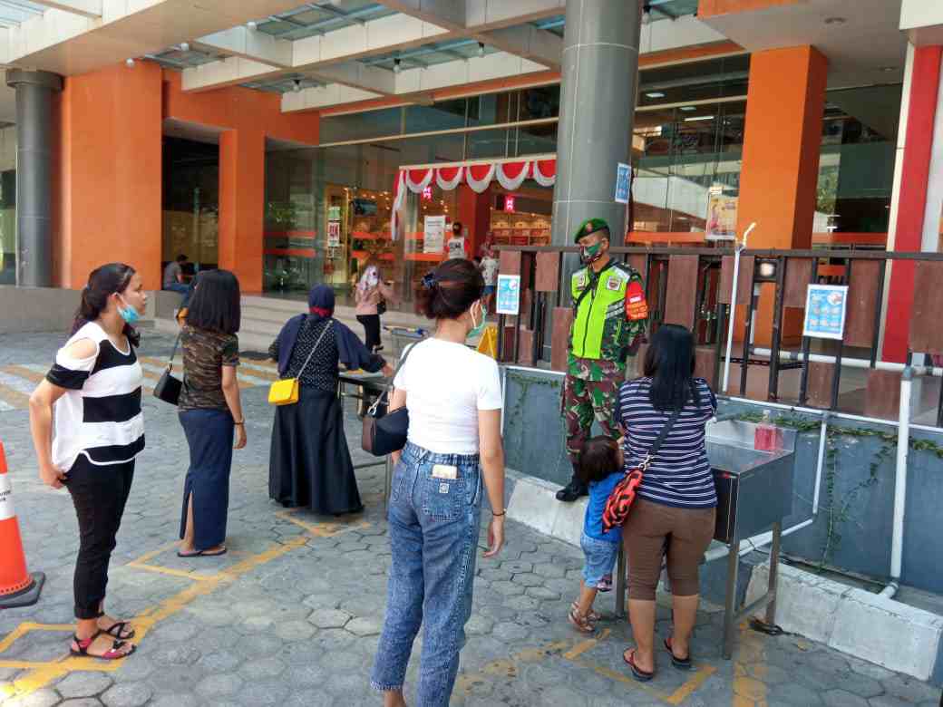 Sertu SDG Barus Himbau Protokol Kesehatan di Tempat Keramaian Mall Mandau City