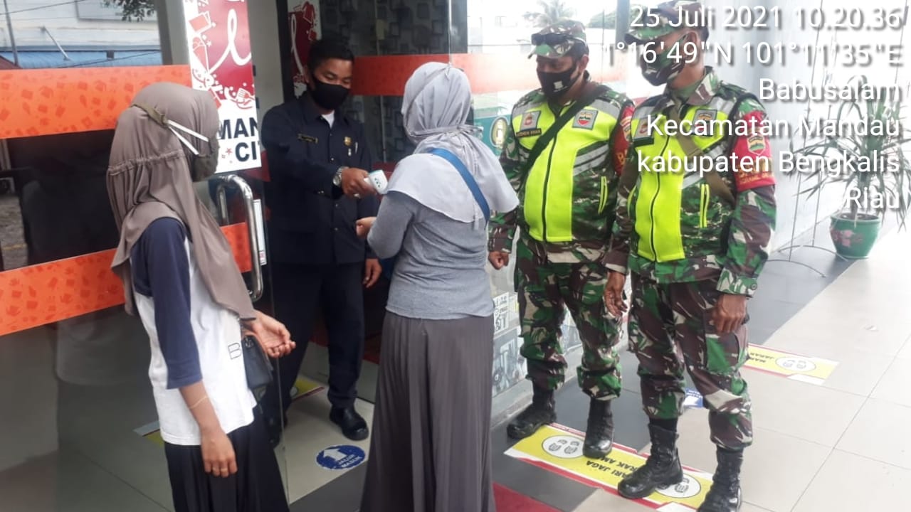 Serma Armen dan Kopda Muchsin Laksanakan Himbauan Protkes di Mall Mandau City