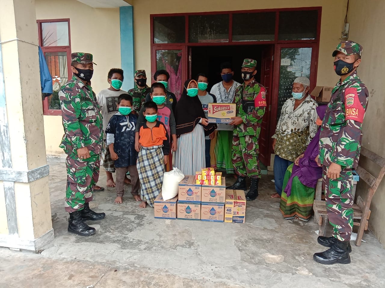 Serahkan Bantuan Takjil Dari Dandim 0303/Bengkalis Panti Asuhan Sayang Omak dan Ar Rahman