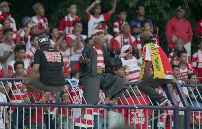 Supporter Antraktif, Mbah Hosen Dapat Hadiah Umroh Dari Sponsor Madura United