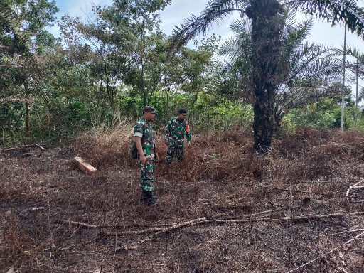 Gencar Laksanakan Patroli, Babinsa Koramil 03/Mandau Serda AT. Silaban dan Kopda S. Nasution di Desa Tasik Serai