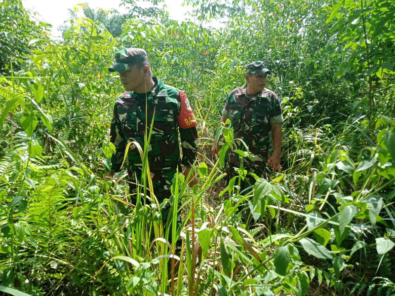 Terus Laksanakan Patroli, Babinsa Koramil 03/Mandau Serda Z. Panjaitan dan Kopda P. Samosir di Jalan Rangau