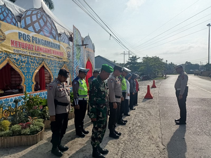 Babinsa Pelda Sutrisno dan Sertu Chandrawan Penjagaan di Pos PAM Simpang Bangko