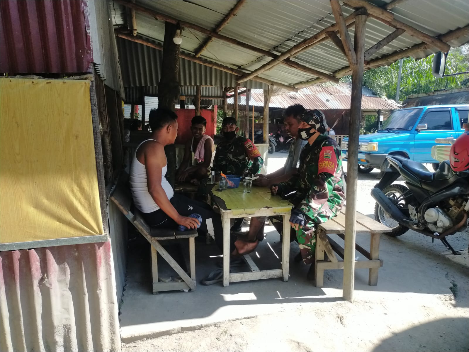 Kopda Dedi dan Kopda Muchsin Sosialisasi Karhutla di Desa Sungai Meranti