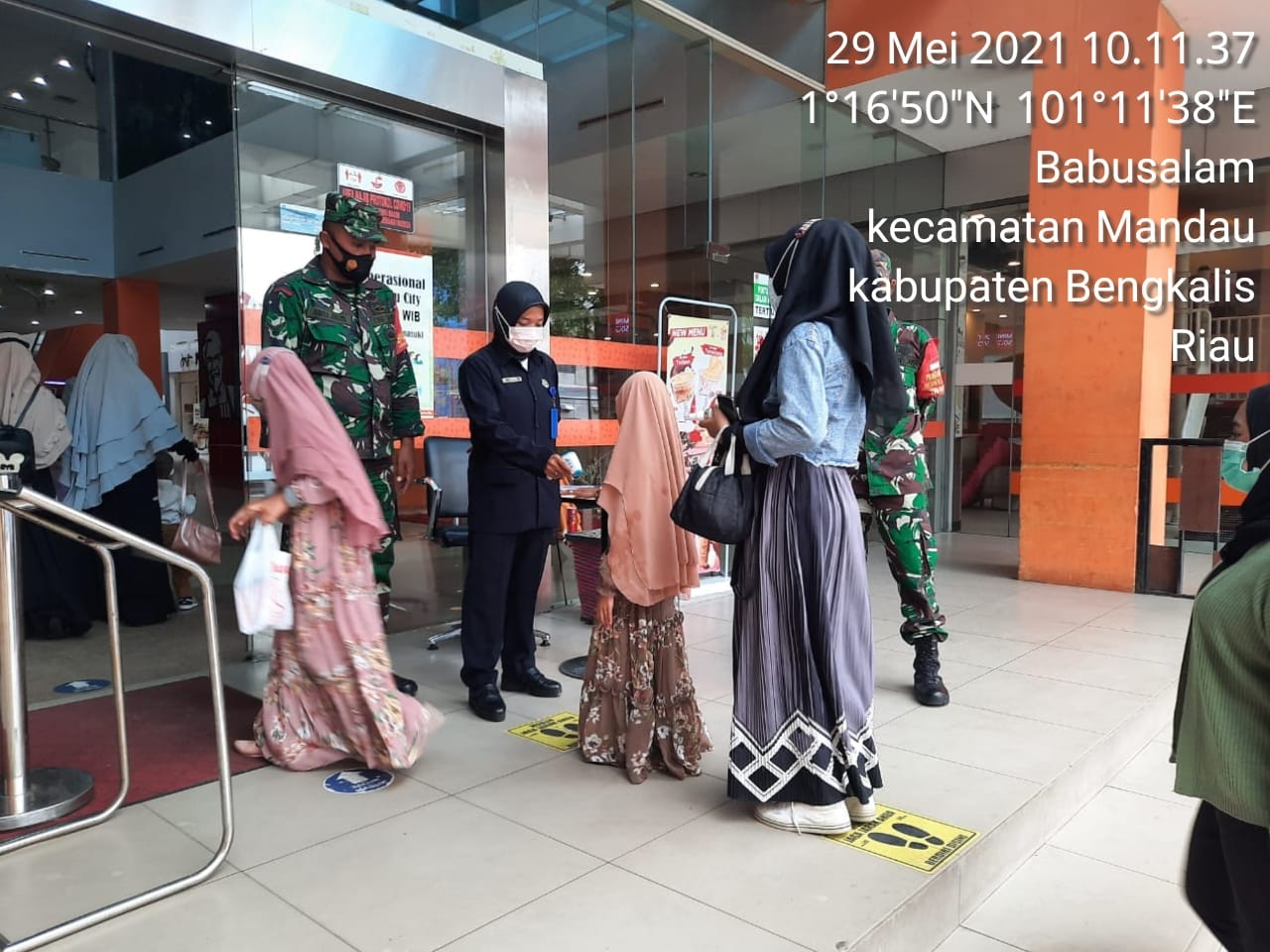 Sertu SDG Barus dan Serda Ahmad Himbau Pengunjung Mall Mandau City Agar Protkes