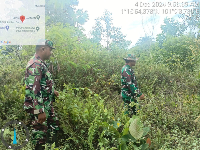 Babinsa Serka Agung Saputro, Serda Junaidi dan Kopda P. Samosir Berpatroli Karhutla di Mandau