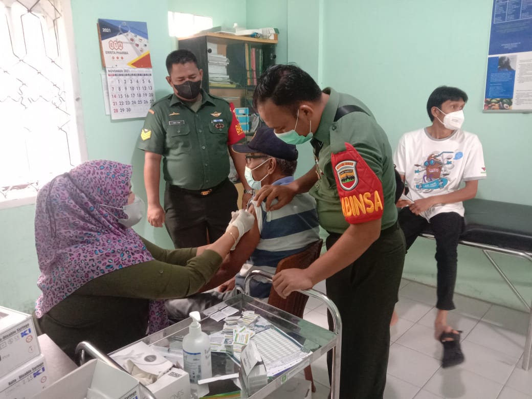 Babinsa Serma Agus, Serka Fauzi dan Sertu Handoko Dampingi Vaksinasi di Desa Simpang Padang