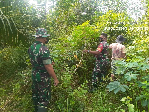 Serka Agusliadi dan Serda Hery Patroli Karhutla di 2 Desa Kecamatan Bathin Solapan