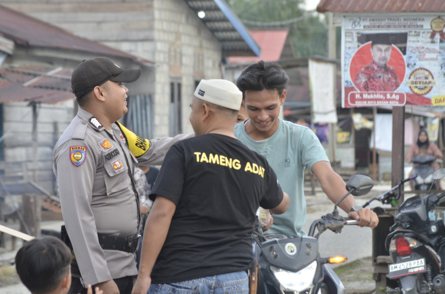 PUKK - F.SPBPU - K.SPSI dan Tameng Adat Rantau Kopar Berbagi Takjil Kepada Masyarakat
