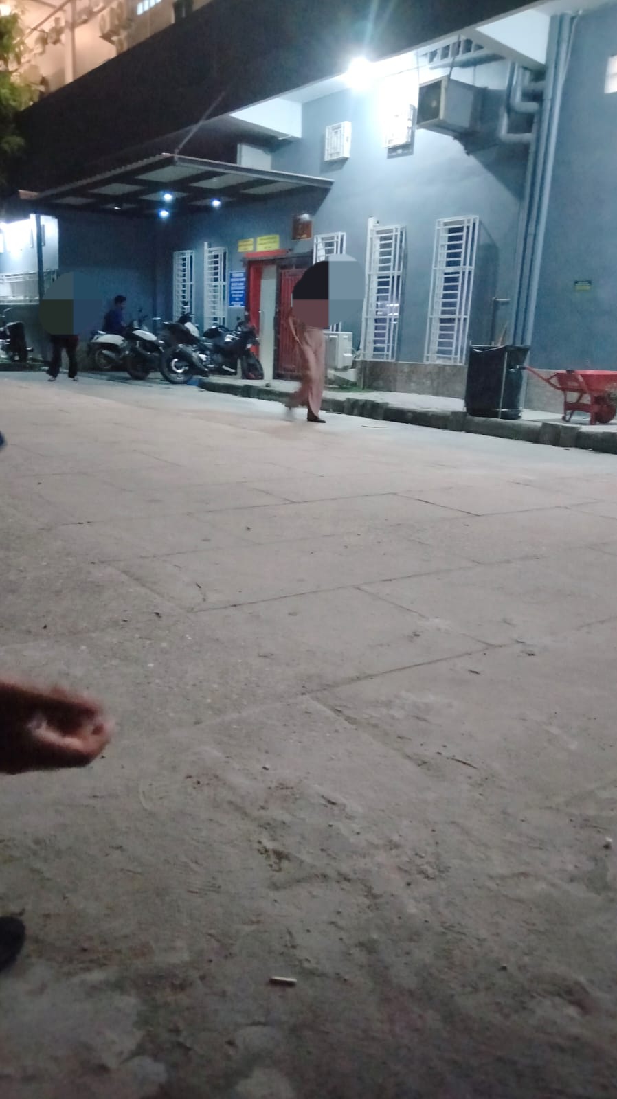 Homestay Ten Poll, Diduga Menjadi Tempat Mesum, Wanita Berpakaian Seksi Kerap Mondar Mandir Homestay Ten Poll, Diduga Menjadi Tempat Mesum, Wanita Berpakaian Seksi Kerap Mondar Mandir
