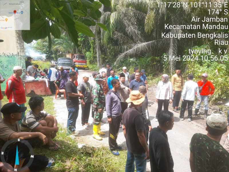 Anggota Babinsa Mandau Serka Fauzi, Laksanakan Goro Bermasa Bengkalis, di Kelurahan Air Jamban, Mandau
