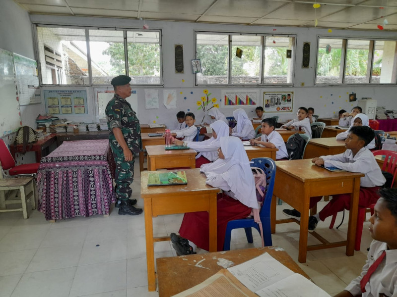 Babinsa Sertu Rosdianto Berikan Komsos Pancasila Kepada Siswa dan Siswi SDN 5 Air Jamban, Mandau, Bengkalis