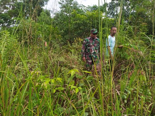 Gencar Laksanakan Patroli, Babinsa Koramil 03/Mandau Serka N. Saragih dan Serda Ramadhani di Wilayah Jalan Siak Desa Petani