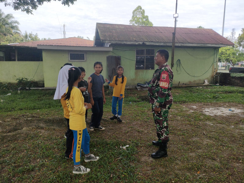 Babinsa Serma Agusliadi, Berikan Penyuluhan Pancasila Kepada siswa SDN 02 Kelurahan Batang Serosa, Mandau