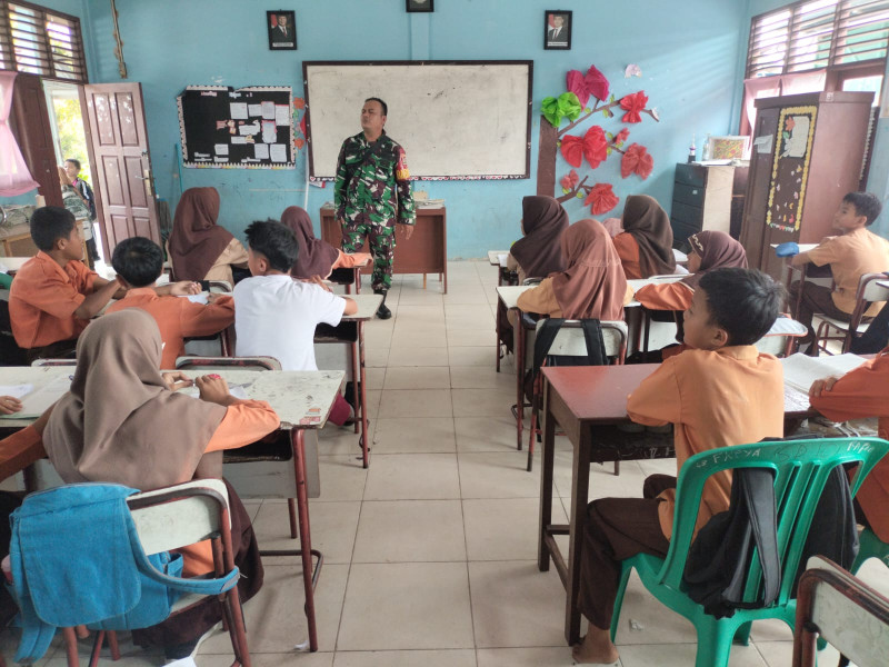 Babinsa Sertu AT. Silaban, Berikan Penyuluhan Pancasila Kepada siswa SDN 10 Pinggir, Kampung Pancasila